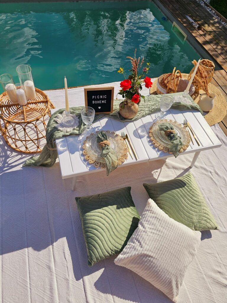 Mise en scène picnic romantique en bord de piscine