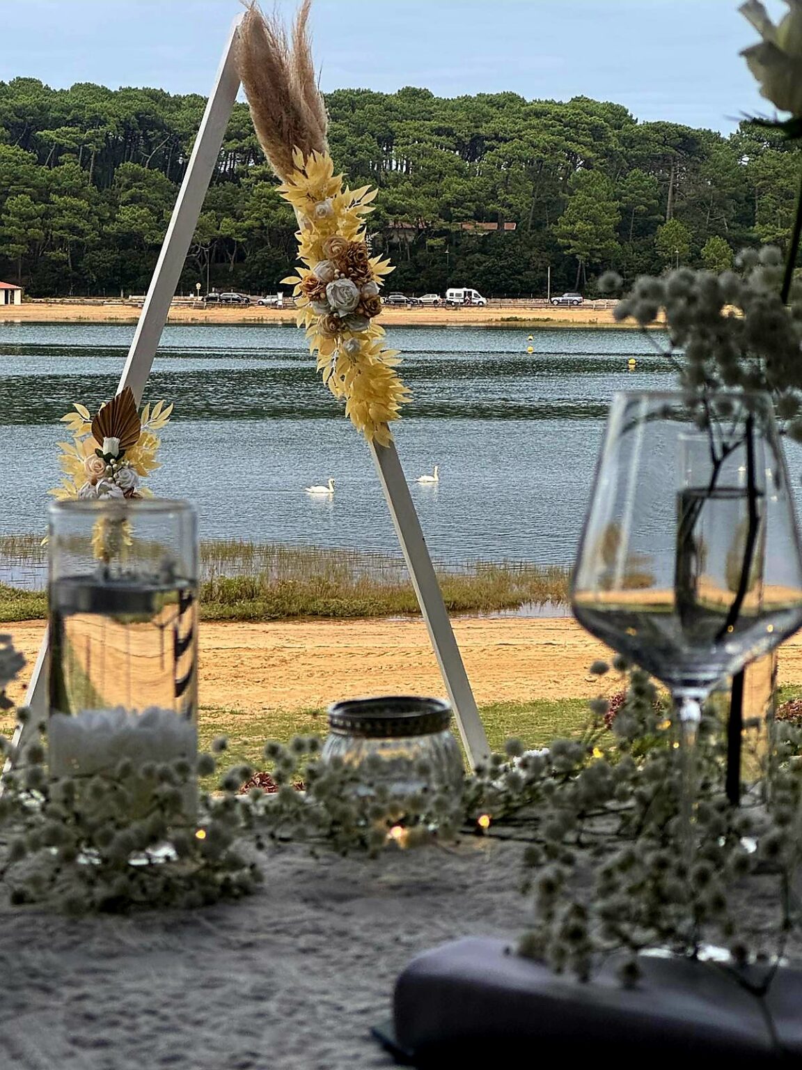 Décoration évenement privé Demande en mariage Arche triangulaire en bois fleurie
