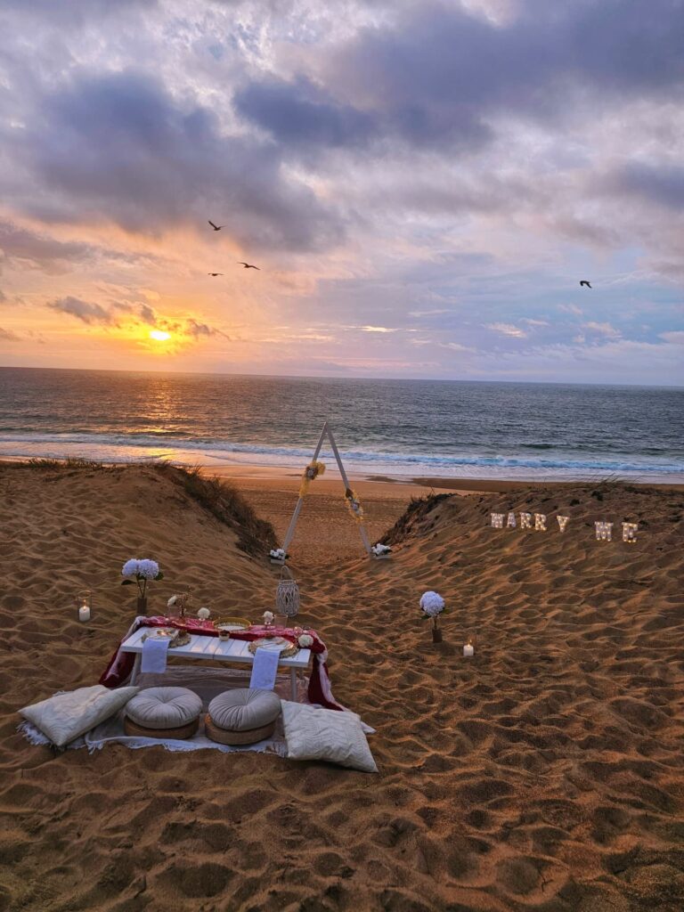 Picnic chic et boheme de demande en mariage, plage coucher de soleil face à l'océan