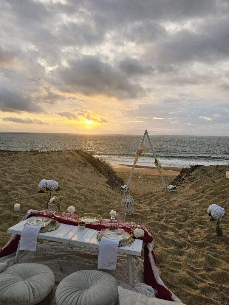Picnic chic et boheme de demande en mariage, plage coucher de soleil face à l'océan