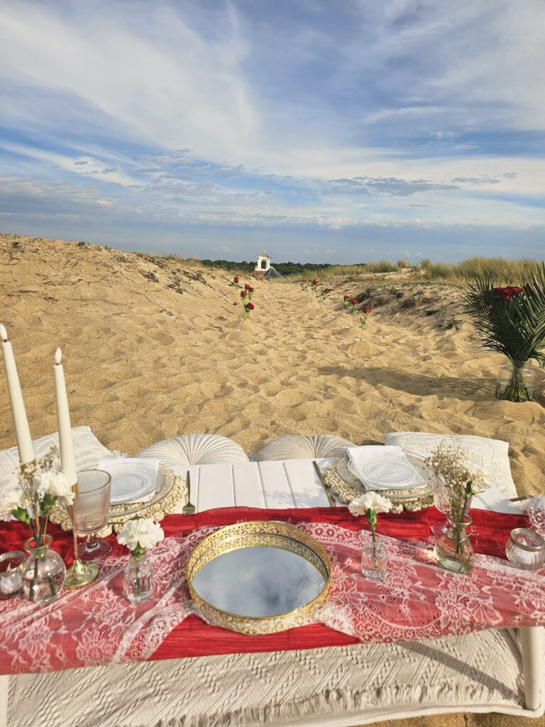 Picnic chic et boheme de demande en mariage, plage coucher de soleil face à l'océan